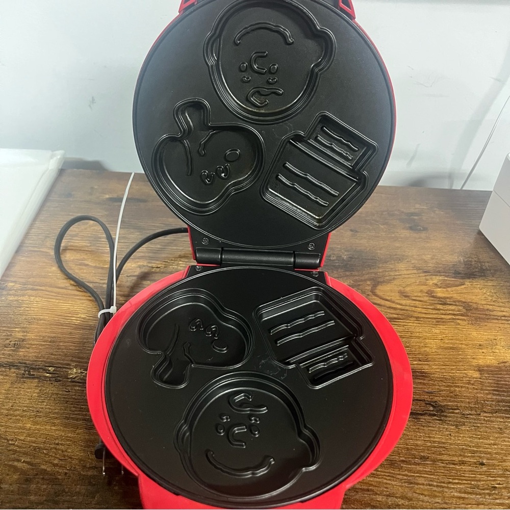 Peanuts Red Waffle Maker - Picture 2 of 4